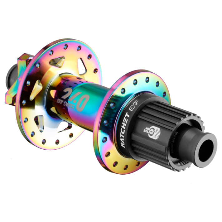   From pedals to bottle cages to cassettes: the special, oily shimmer effect is very popular with tuning fans. DT Swiss will also be refining its top hubs with an oil-slick look in future.