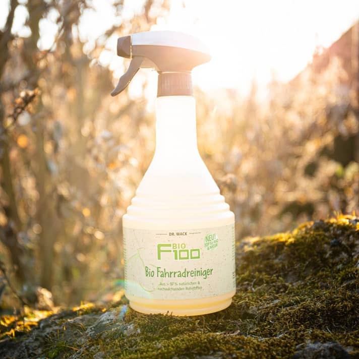   17,99 Euro kostet die 750-ml-Flasche des <a href="https://www.awin1.com/cread.php?awinmid=11768&awinaffid=471469&clickref=B+F100+Bio+Fahrradreiniger&ued=https%3A%2F%2Fwww.rosebikes.de%2Ff100-bio-fahrradreiniger-2695624" target="_blank" rel="noopener noreferrer nofollow">Bio-Fahrradreinigers</a> *, die aus Recycling-Material besteht.