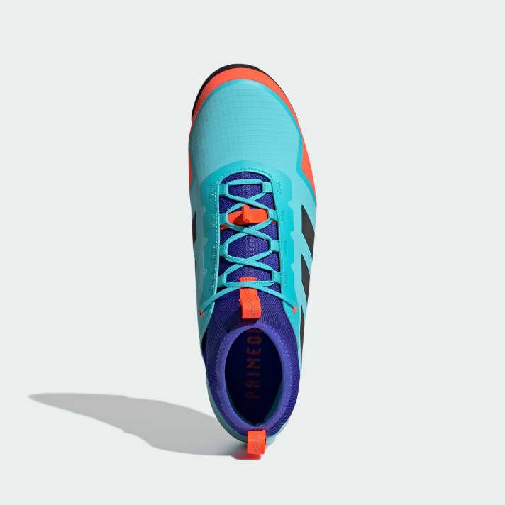 To prevent the laces from getting caught in the chain, you can thread them into the loop while riding.