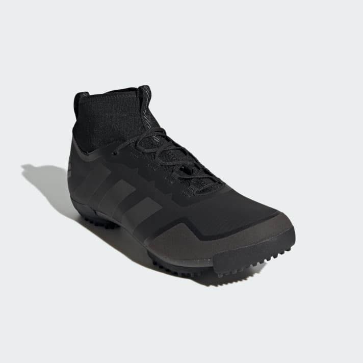 More understated than the turquoise version: the gravel bike shoe is also available in a completely black colour.