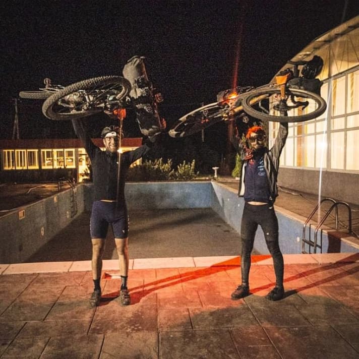   We made it! Started as a team and arrived as a team at the finish in Balaktschy after 11 days, 17 hours and 27 minutes. Philipp Markgraf and Markus Weinberg (GER) covered 1860 kilometres, climbed 34,000 metres in altitude and ate at least 100 Snickers.