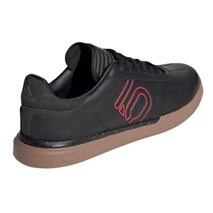 Whether on the pump track, on your home trails or in the pedestrian zone: you can't go wrong with the Five Ten Sleuth DLX on your feet. <a href="https://www.maciag-offroad.de/five-ten-mtb-schuhe-sleuth-dlx-core-black-scarlet-gum-m2-sid119539.html?channel=Affiliate&utm_source=Affiliate&utm_medium=AWIN&utm_campaign=DKV_BlackFriday" target="_blank" rel="noopener noreferrer nofollow">From 22-30 November, the bike sneaker is 40% off at Maciag Offroad</a> *. With the code BIKE10, BIKE users receive a 10% discount on all non-reduced products from 22-28 November.