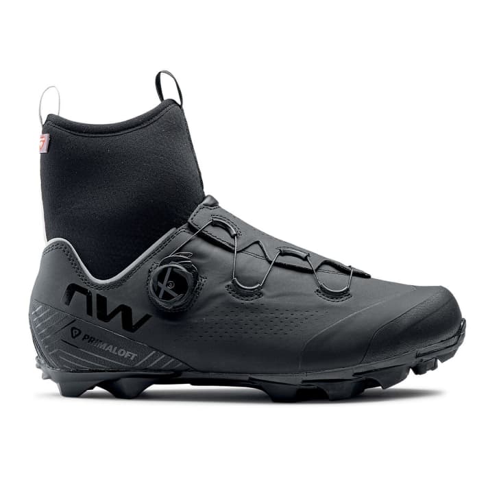 Primaloft lining keeps your feet warm in the new X-Magma. The overlapping construction protects against moisture and increases comfort. The abrasion-resistant Michelin sole provides grip in the terrain. Two loops make it easier to get into the high, close-fitting shaft. <a href="https://www.awin1.com/cread.php?awinmid=11768&awinaffid=471469&clickref=B+Northwave+X-Magma+BF&ued=https%3A%2F%2Fwww.rosebikes.de%2Fnorthwave-magma-xc-core-winter-mtb-schuhe-2699554" target="_blank" rel="noopener noreferrer nofollow">Rose currently has the MTB winter shoes on offer for 164 euros instead of the regular 189 euros</a> *.