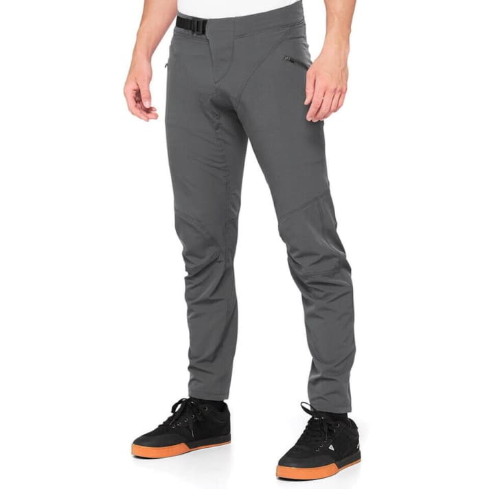 The Airmatic trousers from 100% are available <a href="https://www.awin1.com/cread.php?awinmid=14353&awinaffid=471469&clickref=B+100%25+Airmatic+trousers+BF&ued=https%3A%2F%2Fwww.decathlon.de%2Fp%2Fmp%2F100%2F100-airmatic-hose-charcoal-grau%2F_%2FR-p-cf4ad83a-6659-410d-8f34-e81c2f259531" target="_blank" rel="noopener noreferrer nofollow">at Decathlon with a 26% discount for €80.93</a> *.