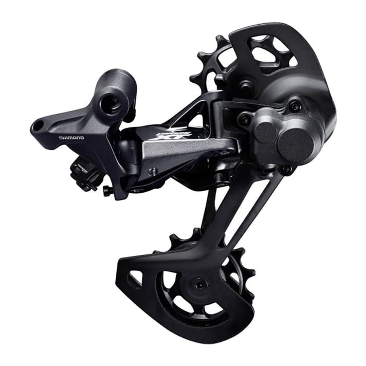 Bei der Shimano XT wissen sportliche Biker, dass sie damit nichts falsch machen. Nicht umsonst zählt die mechanische XT-Schaltung der Japaner zum beliebtesten Antrieb bei sportlichen Mountainbikes. Das 12fach-Schaltwerk der Shimano XT-Gruppe (2x12 Gänge) kostet bei <a href="https://www.awin1.com/cread.php?awinmid=11768&awinaffid=471469&clickref=B+Shimano+Deore+XT+Schaltwerk+BF&ued=https%3A%2F%2Fwww.rosebikes.de%2Fshimano-deore-xt-rd-m8120-schaltwerk-shadow-rd-2-x-12-fach-2678967" target="_blank" rel="noopener noreferrer nofollow">Rose im Rahmen der Black Deals gerade nur 86,85 Euro</a> *.