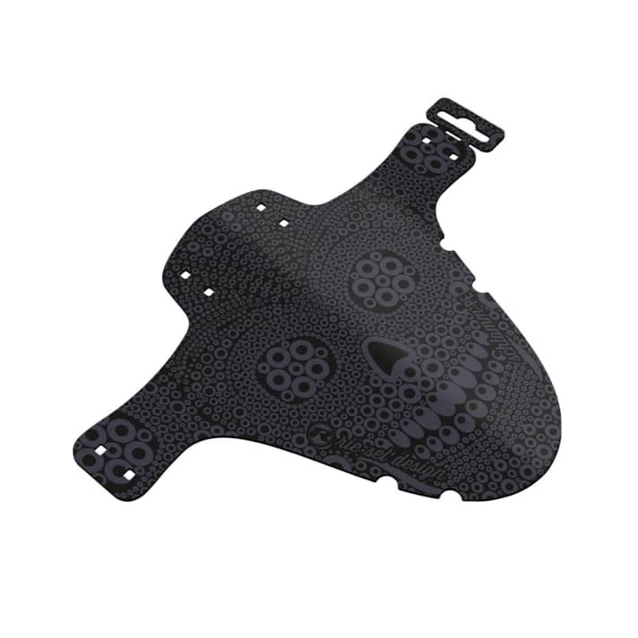   Bei nassen und schlammigen Bedingungen im Gelände montiert man am besten ein Mini-Schutzblech an der Gabel. Die Modelle Riesel Design gibt es in vielen verschiedenen Designs. Sie schützen nicht nur den Fahrer, sondern auch die Federgabel vor übermäßigem Schlammbeschuss. <a href="https://www.awin1.com/cread.php?awinmid=14547&awinaffid=471469&clickref=B+Riesel+Design&ued=https%3A%2F%2Fwww.maciag-offroad.de%2Friesel-design-schutzblech-vorn-schlamm-pe-los-muertos-26-29-sid120997.html" target="_blank" rel="noopener noreferrer nofollow">Das Mini-Schutzblech von Riesel Design gibt es bei Maciag Offroad derzeit im Angebot für 6,95 Euro</a> *.