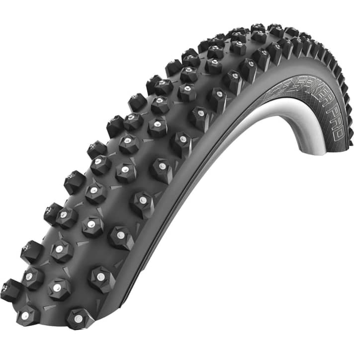   Spike-Reifen wie der Schwalbe Ice Spiker Pro sind absolute Spezialisten und generieren massiven Grip auf gefrorenen oder vereisten Böden. Auf frischem Schnee oder bei matschigem Untergrund bieten sie jedoch keinen Vorteil. Unser Tipp: Wer ein Vorderrad zum Wechseln besitzt, zieht dort den Spike-Reifen auf, als Haft-Versicherung zum schnellen Wechsel vor der Tour. Am Hinterreifen bleiben dann die guten Rolleigenschaften erhalten. Besonders weiche Mischungen sind im Winter übrigens keine Alternative zum Spike- oder auch zum Standardreifen, da sie oft schon ab etwa fünf Grad plus deutlich verhärten.  >> <a href="https://www.awin1.com/cread.php?awinmid=11768&awinaffid=471469&clickref=B+Schwalbe+Ice+Spiker+Pro&ued=https%3A%2F%2Fwww.rosebikes.de%2Fschwalbe-ice-spiker-pro-performance-line-spike-reifen-872700" target="_blank" rel="noopener noreferrer nofollow">bei Rosebikes aktuell für 49,95 Euro statt 72,90 Euro</a> *.
