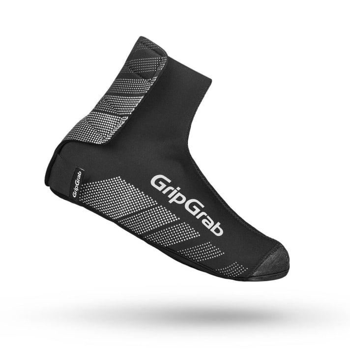   Überschuhe mit einer dicken Schicht Neopren, die die Zehen und Füße bei Minusgraden und Regenwetter trocken und warm halten. <a href="https://www.awin1.com/cread.php?awinmid=11768&awinaffid=471469&clickref=B+GripGrab+%C3%9Cberschuhe+&ued=https%3A%2F%2Fwww.rosebikes.de%2Fgripgrab-ride-winter-uberschuhe-2658890" target="_blank" rel="noopener noreferrer nofollow">Die Ride Winter Überschuhe von Gripgrab gibt's bei Rosebikes derzeit für 29 Euro statt 39 Euro</a> *.