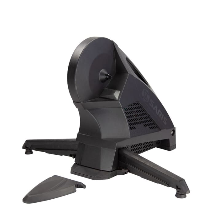   Das Smarttrainer-Schwergewicht hat sehr viel Schwungmasse, die im Freilauf beinahe endlos ausrollt. Bei Bedarf packt die Bremse gnadenlos zu. 20 Prozent Steigung sind simulierbar, der Geräuschpegel ist bis in mittlere Geschwindigkeiten sehr niedrig, die Genauigkeit in Ordnung. Im Zwift-Modus auf welligem Terrain justiert sich der Widerstand teils erst nach mehreren Sekunden. <a href="https://www.awin1.com/cread.php?awinmid=11768&awinaffid=471469&clickref=B+Saris+H3+Direct+Drive+Smart+Trainer+Rollentrainer&ued=https%3A%2F%2Fwww.rosebikes.de%2Fsaris-h3-direct-drive-smart-trainer-rollentrainer-2695535" target="_blank" rel="noopener noreferrer nofollow">Bei Rosebikes kostet den Saris H3 Direct Drive Smart Trainer Rollentrainer aktuell 599 Euro statt 1099 Euro</a> *.