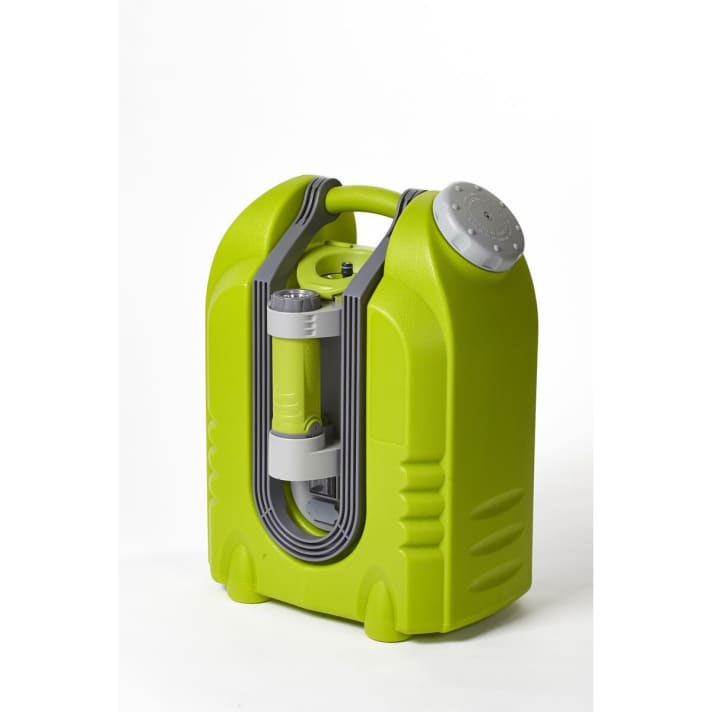   Thanks to the huge 20-litre tank, three heavily soiled bikes can be cleaned at a pressure of 10 bar. Powered by twelve volts, the service life is extended enormously. The pump can be removed and draws water from almost any source. The battery is both LED light and power bank. The compact nozzle, which can be adjusted with a twist, also reaches nooks and crannies, but the brush attachment is impractical and splashes a lot of water. The pump lock and transport handle are small, so be careful when handling. The small castors run poorly on loose surfaces. <a href="https://www.awin1.com/cread.php?awinmid=11768&awinaffid=471469&clickref=B+Aqua+2+Go+Pro&ued=https%3A%2F%2Fwww.rosebikes.de%2Faqua2go-pro-druckreiniger-775342" target="_blank" rel="noopener noreferrer nofollow">The Aqua2go Pro pressure washer is currently available from Rosebikes for 159 euros instead of 241 euros</a> *.