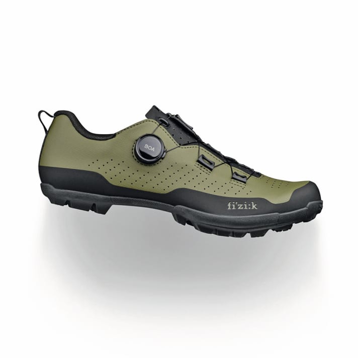 Schnelle Down-Country-Runden, epische Trail-Touren oder der Overnighter mit dem Gravelbike? Der neue Terra Atlas soll dank griffigem Profil und mittelsteifer Nylonsohle sämtliche Spielarten des Geländeradsports beherrschen. Per asymmetrischer Boa-Schnürung wird der Fuß im Schuh fixiert, zahlreiche Lasercuts am nahtlosen Obermaterial sollen für ausreichend Belüftung auf heißen Abenteuern sorgen.