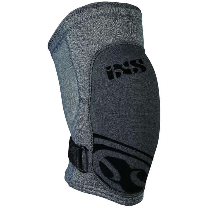   The iXS Flow Evo+ is a classic knee pad without long socks. It is quickly slipped on and can be neatly fastened over the calf with the Velcro. This means it hardly slips, although it is rather loose on the thigh. The Xmatter protector fits neatly over the knee and achieved excellent values in the laboratory. It is also very comfortable to wear in the long term. Top labelling, including side markings, removable and washable protector. >> <a href="https://www.awin1.com/cread.php?awinmid=14547&awinaffid=471469&clickref=B+Knee pads+IXS+Flow+Evo%2B&ued=https%3A%2F%2Fwww.maciag-offroad.de%2Fixs-knieschuetzer-flow-evo-grau-sid91344.html" target="_blank" rel="noopener noreferrer nofollow">currently available from Maciag Offroad for 70 euros instead of 89 euros</a> *.