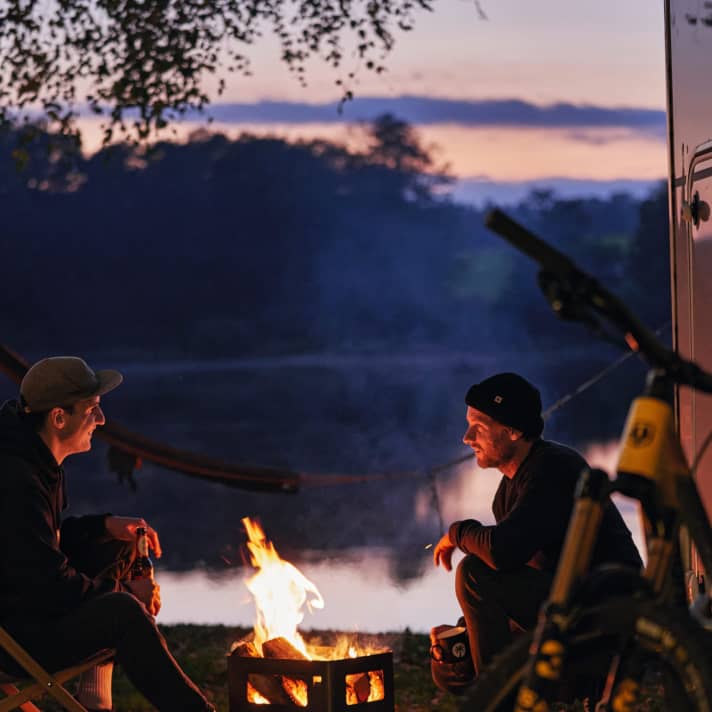   Perfect relaxation: the campfire at the Vltava reservoir is a great place to switch off.