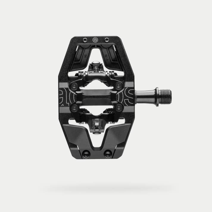   Eine sogenannte Skid-Plate soll den Einstieg ins Pedal bei Nutzung der Pins erleichtern. Die Selbstreinigung dürfte sich damit etwas verschlechtern. 