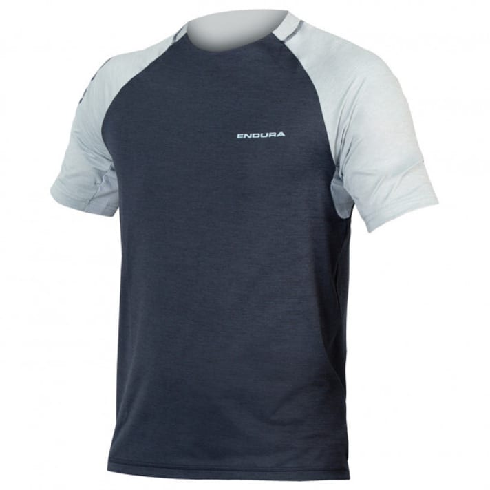   The Singletrack bike shirt from Endura costs<a href="https://www.awin1.com/cread.php?awinmid=11768&awinaffid=471469&clickref=B+Endura+Singletrack+Jersey&ued=https%3A%2F%2Fwww.rosebikes.de%2Fendura-singletrack-kurzarmtrikot-bikeshirt-2692423" target="_blank" rel="noopener noreferrer nofollow"> at Rosebikes currently 39 euros instead of 49 euros</a> *.