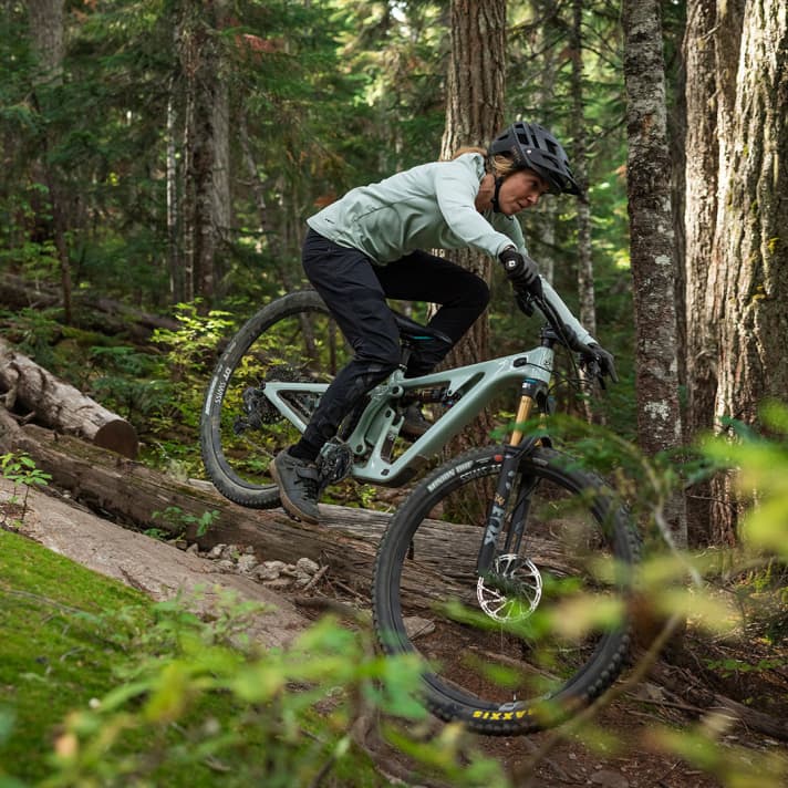 With 120 millimetres of suspension travel at the front and 130 millimetres at the rear, the new Yeti SB120 fits perfectly into the trail bike category.