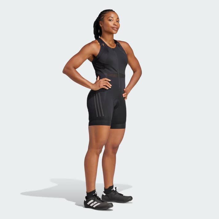 Alle, die beim Rollentrainer bestens ausgestattet sein wollen, sollten sich den Adidas The Aeroready Onesy einmal genauer anschauen.