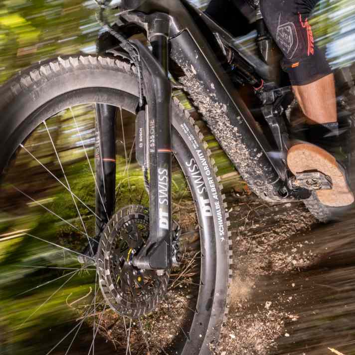 Performant and inconspicuous: Off-road, the Race mode intervenes very little. At least when we provoked it, ABS Pro also effectively prevented the front wheel from locking.