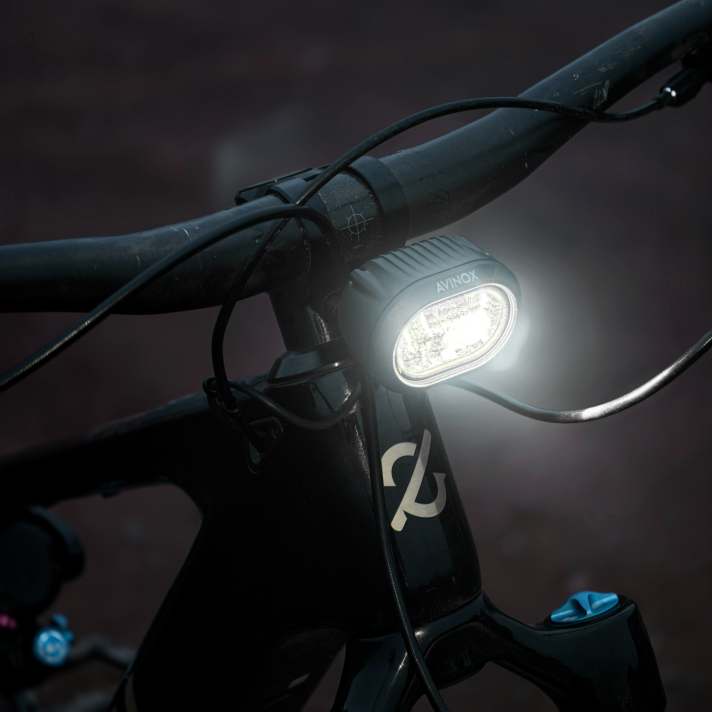 Bis zu 1200 Lumen sind im Fernlicht-Modus drin. Damit gehört der Avinox zu den helleren E-Bike-Scheinwerfern, kratzt aber nicht an den Extremos von Supernova oder Lupine.