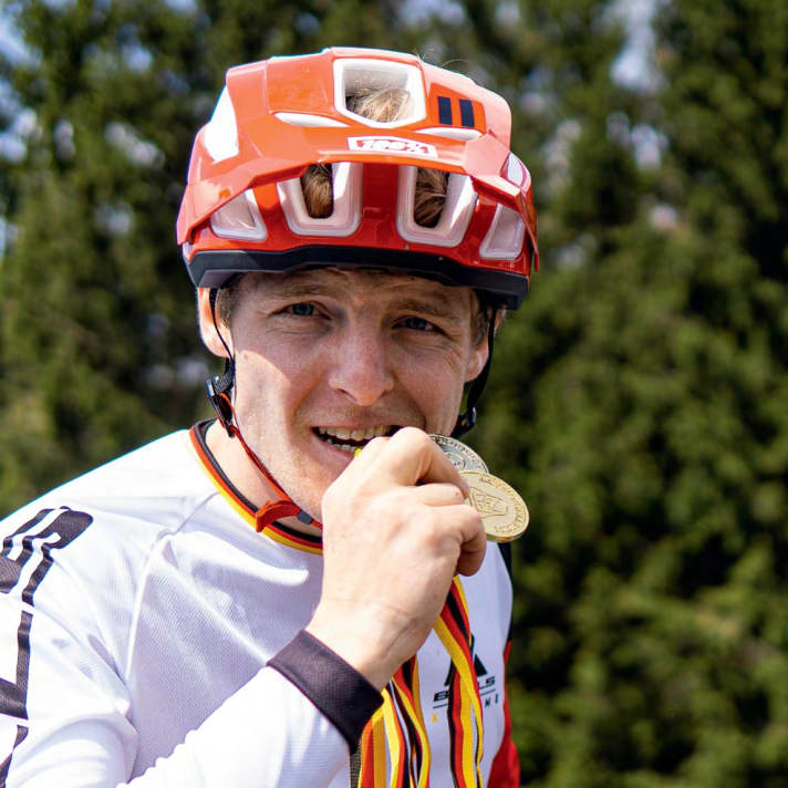 2010 schnuppert Texi in Enduro-Rennen rein und fährt gleich nach vorne.