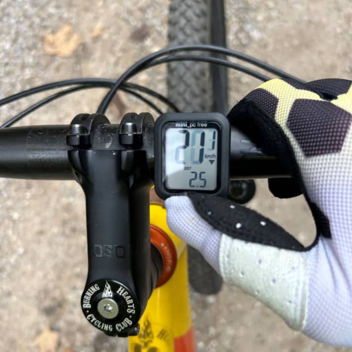 Das Durchschalten geht dank Wippenfunktion des Displays tadellos. Die untere, kleinere Zahlenreihe ist bei starkem Gerüttel aber schwer ablesbar.