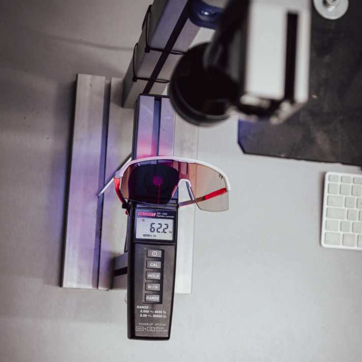 A terrarium lamp simulates the blazing summer sun, the luxmeter measures how much light the glasses let through