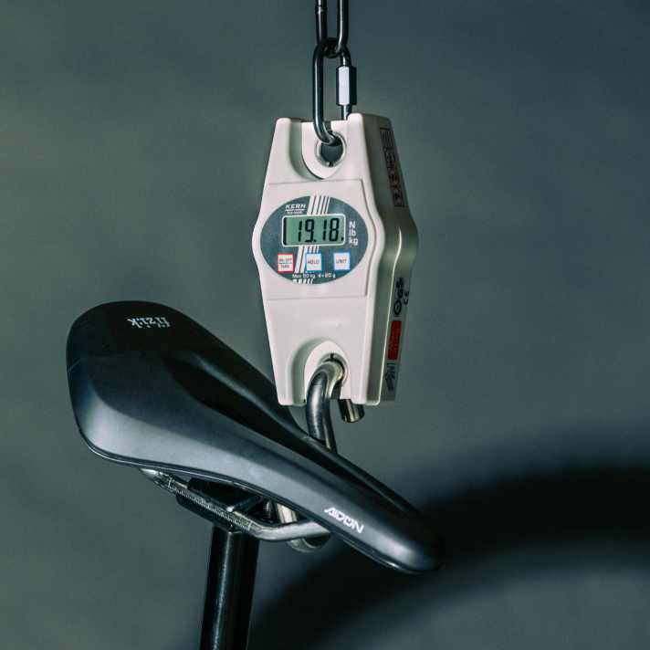 Beweisfoto: Das Unno Mith Factory Feather an der Waage.