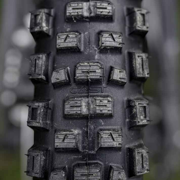 Aggressiv, bissig, unnachgiebig – der Antagonist ist gebaut für Speed und Kontrolle am Hinterrad.