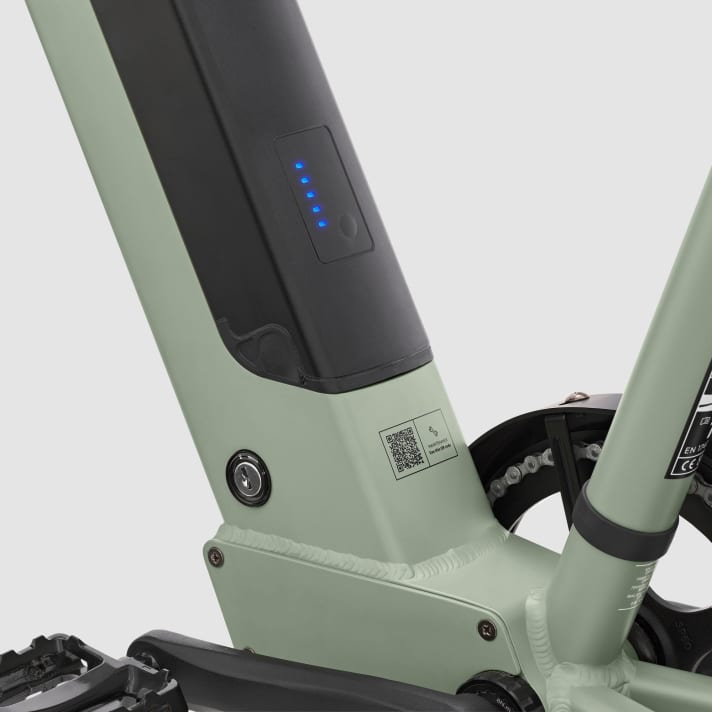 The 672 Wh battery is nicely integrated into the frame.