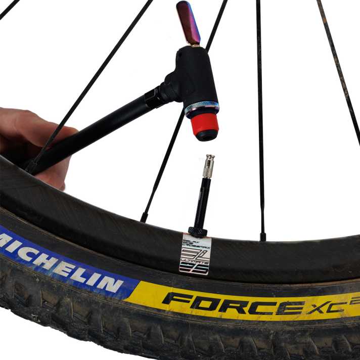Les valves Clik-Valve de Schwalbe doivent faciliter le processus de pompage. Il n'est plus nécessaire de dévisser le noyau de la valve.