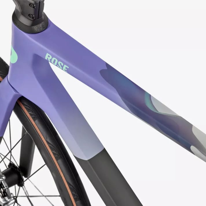 The carbon frame has the special colour "plasmacloud" and is said to weigh 6.9 kilograms.