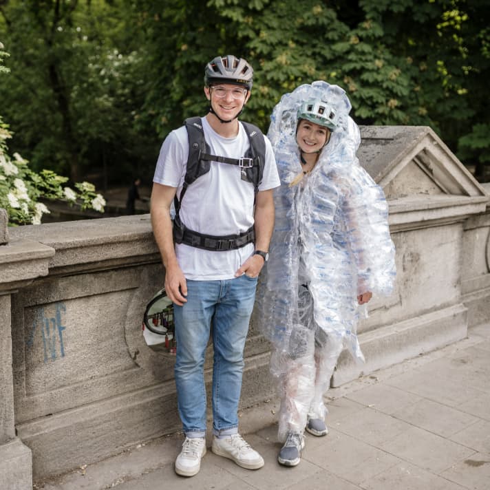 Both safe on the bike: Wolfgang with an Evoc airbag rucksack and Sarah with plenty of air cushion.