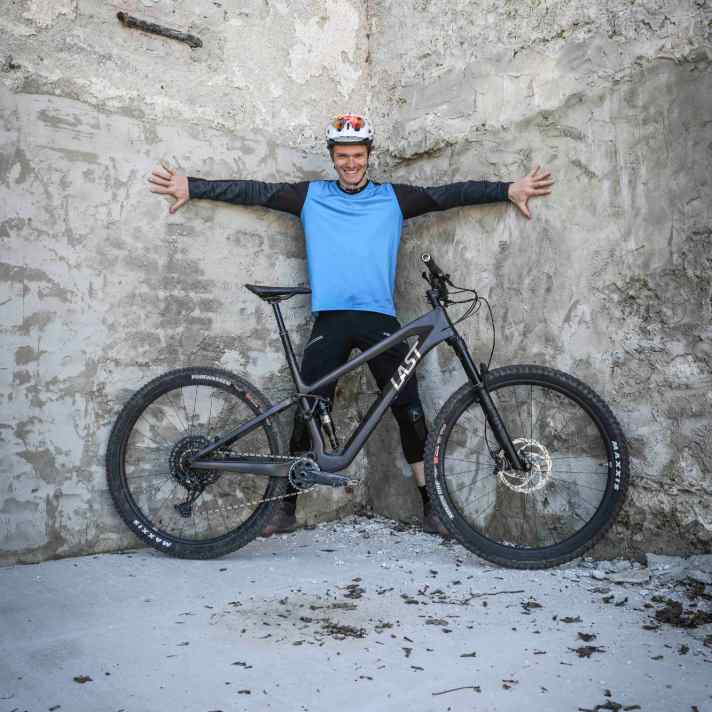 The handling characteristics of the Last Asco cannot be pigeonholed. It wants to blast down demanding trails, but also take on long tours.