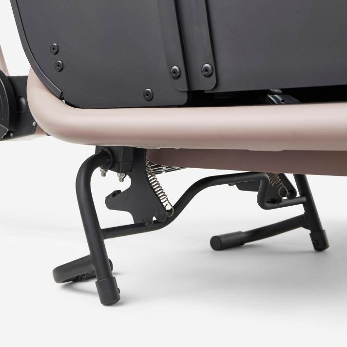 Für stabilen Stand sorgt der Ständer mit Hörnern, der es zudem Fahrer/in und Kindern einfach ermöglicht ein- und auszusteigen.