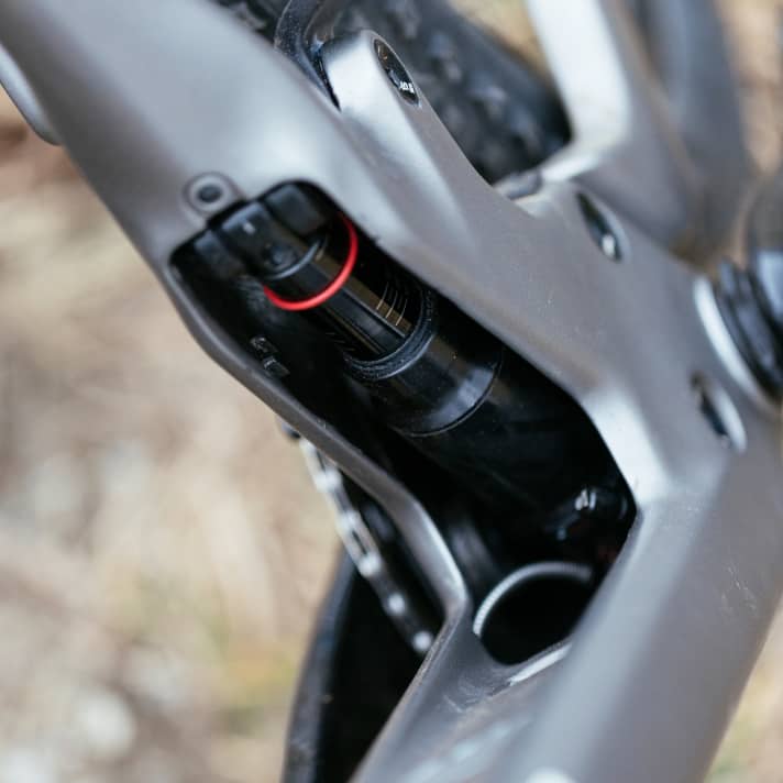 Da ist das Ding: Im Bauch des Berria Mako verbirgt sich ein Rockshox SID luxe Ultimate Dämpfer. Zum Setup ist das Federbein durch die schmale Öffnung kaum zu erreichen. An unserem Testbike waren die Kanten leider nicht ganz sauber lackiert.