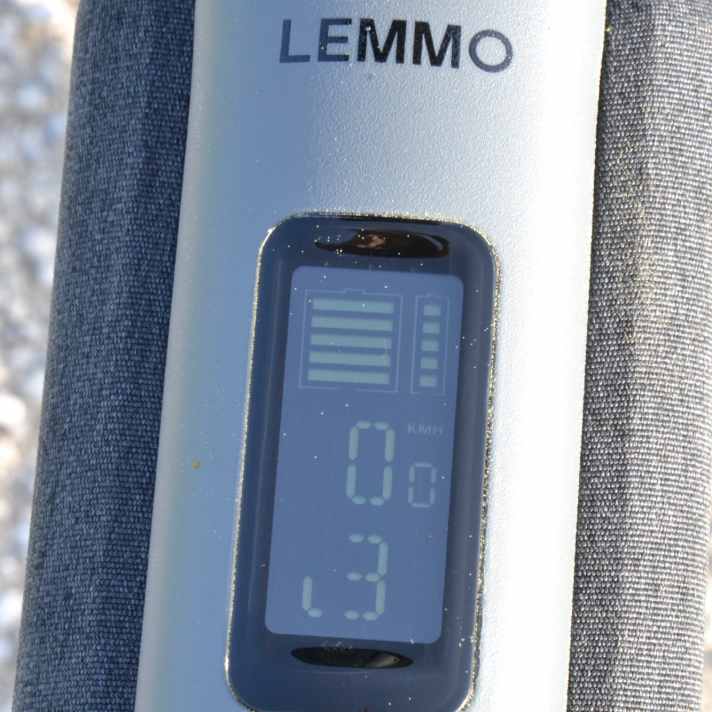 Nur das Nötigste: Das Display im Oberrohr zeigt an: Geschwindigkeit, Unterstützungsstufe (L3), Ladestand des großen Smartpac-Akkus und des internen Systemakkus.