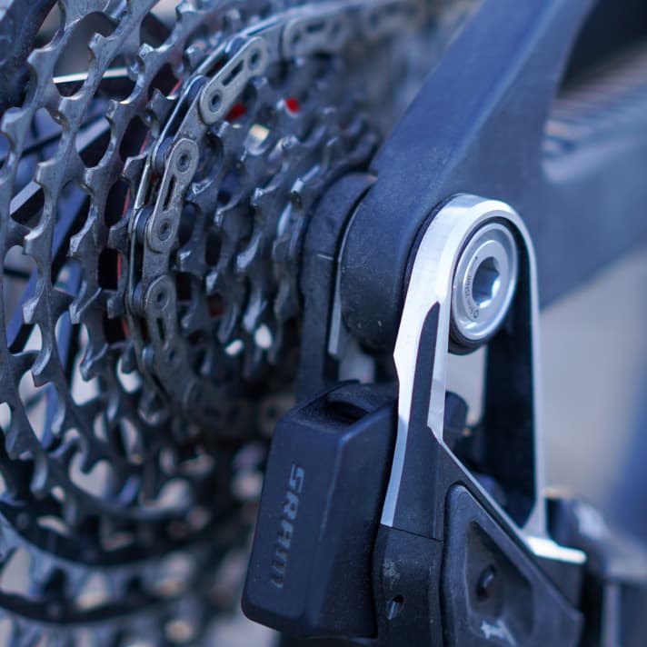 Der von Sram entwickelte UDH-Link ist das Herz des Transmission-Antriebs. Das Schaltwerk wird direkt am Rahmen montiert und sitzt dadurch immer in optimaler Position. Eine UDH-Aufnahme ist Voraussetzung für die Montage. Die meisten modernen Rahmen verfügen darüber