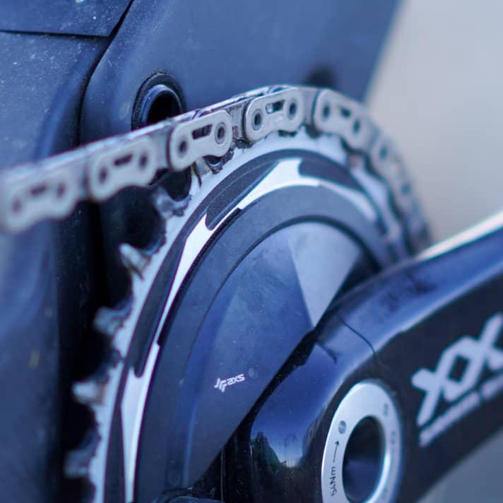 Sram bietet einen Powermeter als Option für die Kurbeln an, die deswegen ein neues Direkt Mount-Design mit 8 Löchern haben. Die Blätter lassen sich easy wechseln.
