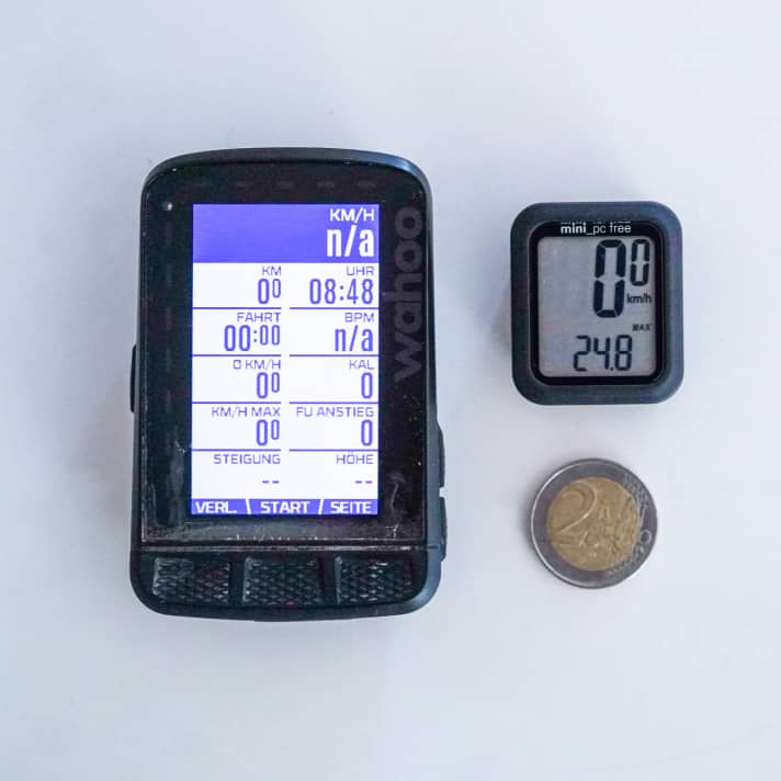 Kleiner geht nicht: Der Größenvergleich mit einem Wahoo-Navi-Computer zeigt die minimalistischen Ausmaße des Mini PC Free. Er ist kaum größer als ein Zwei-Euro-Stück.