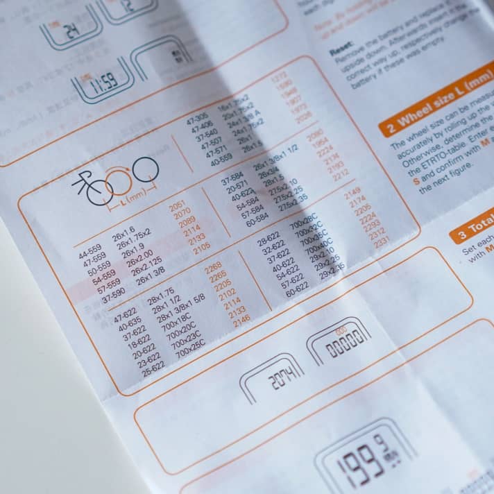 Die Eingabe des Reifenumfangs war damals schon immer nervig bei Radcomputern und ist es heute noch. Beim Mini PC Free ist das Procedere aber einigermaßen einfach. Die Werte der gängigsten Reifengrößen lassen sich aus der Tabelle des Faltblatts entnehmen.