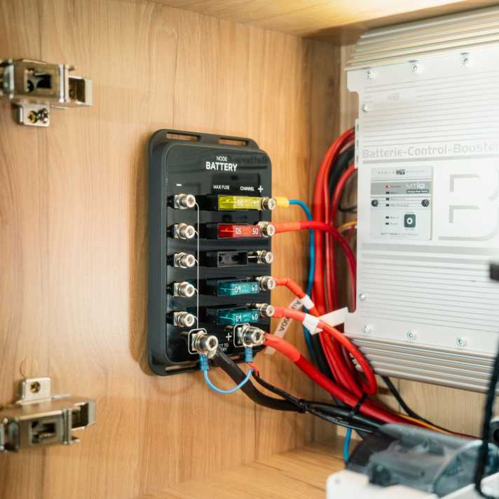 A specialist should be consulted for the on-board electrical system. Especially when it comes to special solutions so that the e-bike battery can also be charged without shore power. Preconfigured modules such as this example from Revotion help with installation.