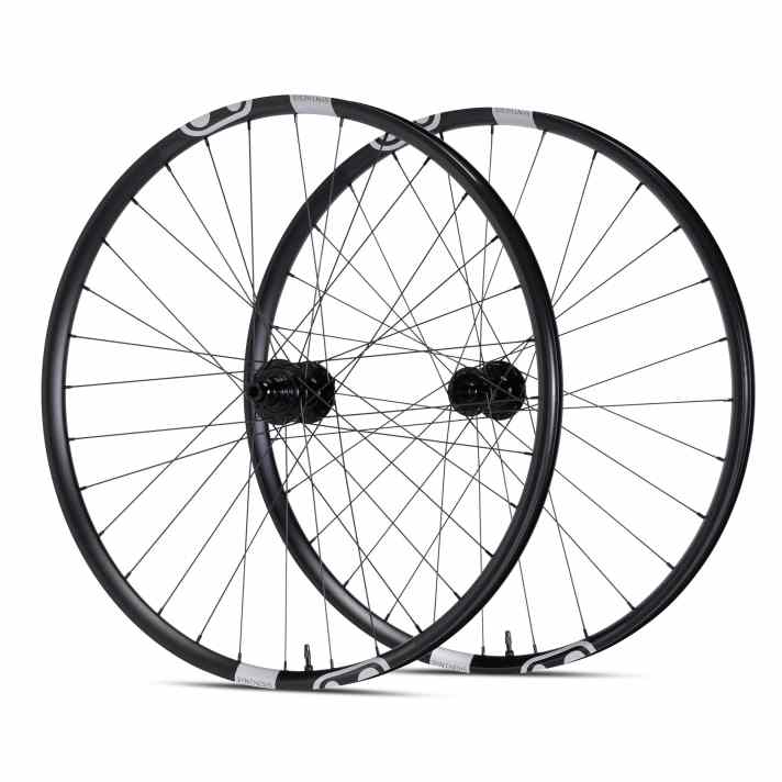 Für alle, die keine silbernen Laufräder mögen: Die Synthesis Alloy 2.0 sind auch in Schwarz erhältlich.