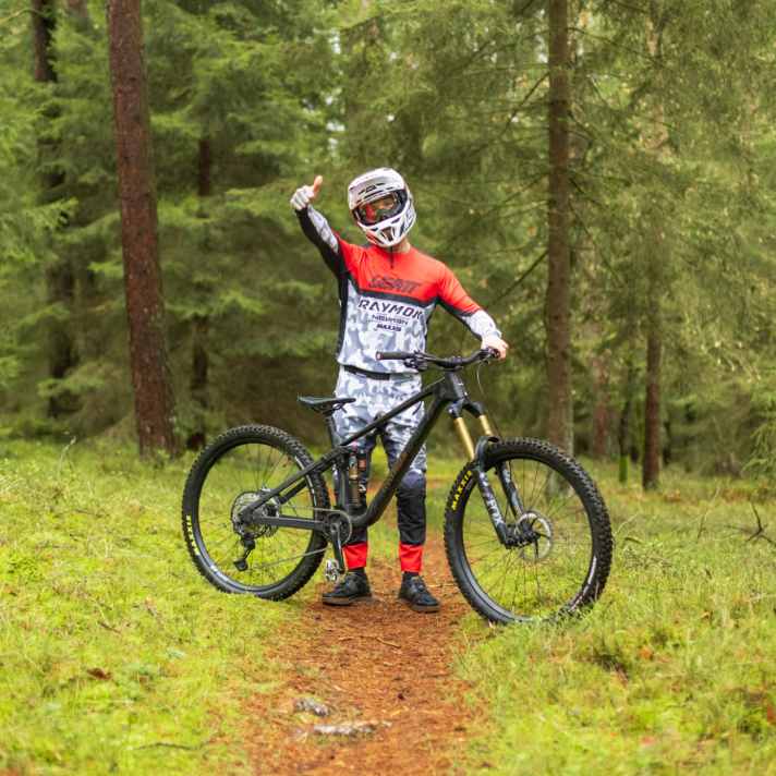 Fischi's bike for the Cerro Abajo series: "the suspension travel is enough!"