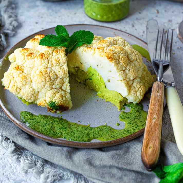 Gefüllter Falafel-Blumenkohl mit Minzsauce sieht gut aus und kann auch zwischen körperlichen Belastungen schmecken. Sportler sollten bei veganer Ernährung auch auf ihre Verdauung achten.