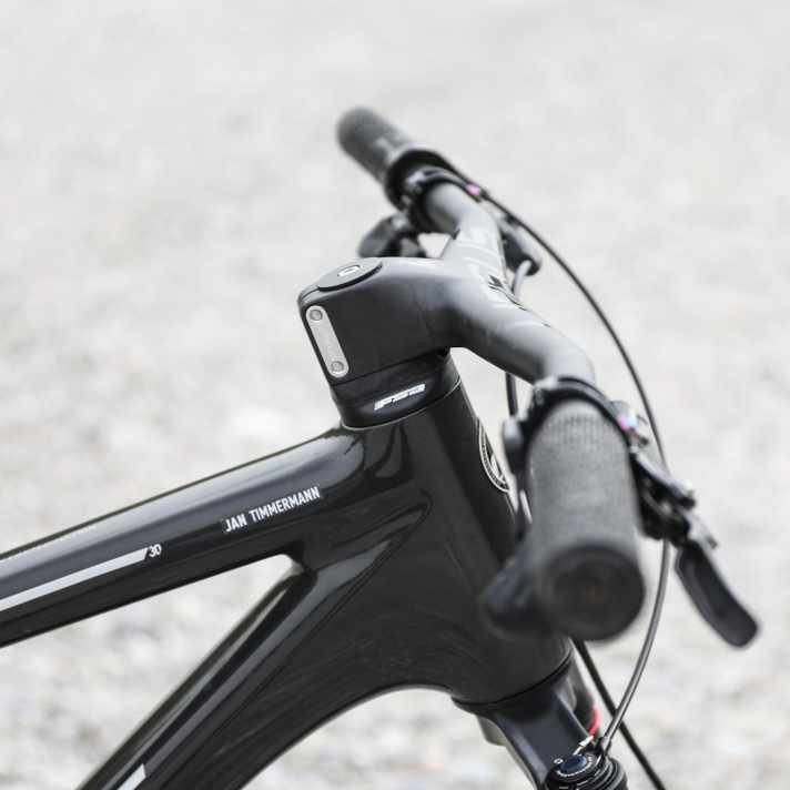 Die Lenker-Vorbau-Einheit aus Carbon fällt steil ab und soll 65 Millimeter lang sein. Wie maßen 70 Millimeter Vorbaulänge.