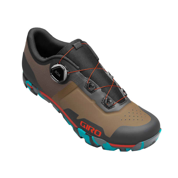 The Giro Formula is aimed at trail bikers and down-country riders. It has a Boa twist lock.