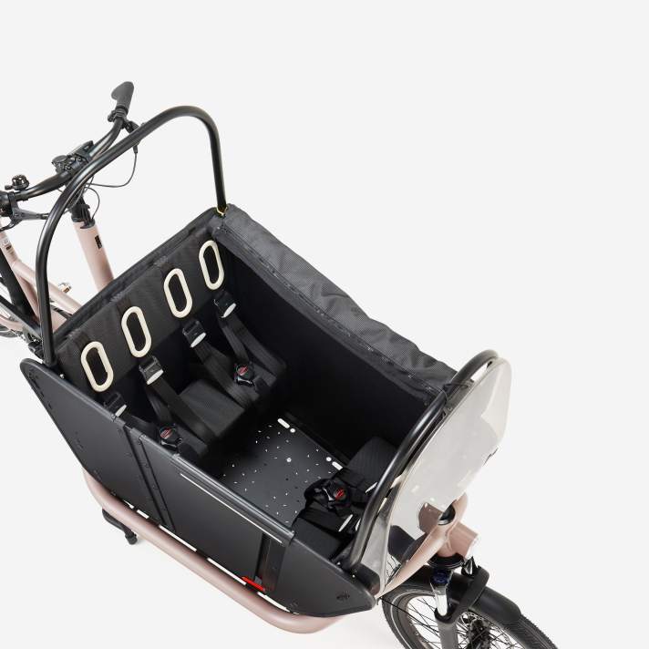 The centrepiece of the new Long John F900E Family e-cargo bike from Decathlon: the front box. The bike offers plenty of space and comfort thanks to well thought-out solutions.