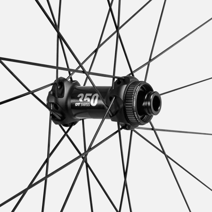 Les roues sont équipées de moyeux DT Swiss 350 Spline, réputés dans le secteur pour leur fiabilité, leurs performances et leur facilité d'entretien.