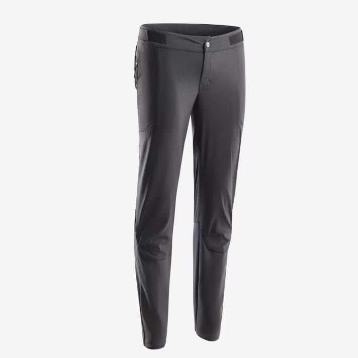 The water-repellent All Mountain MTB trousers complete the Decathlon Rockrider equipment line and are specially designed for riding in wet conditions.