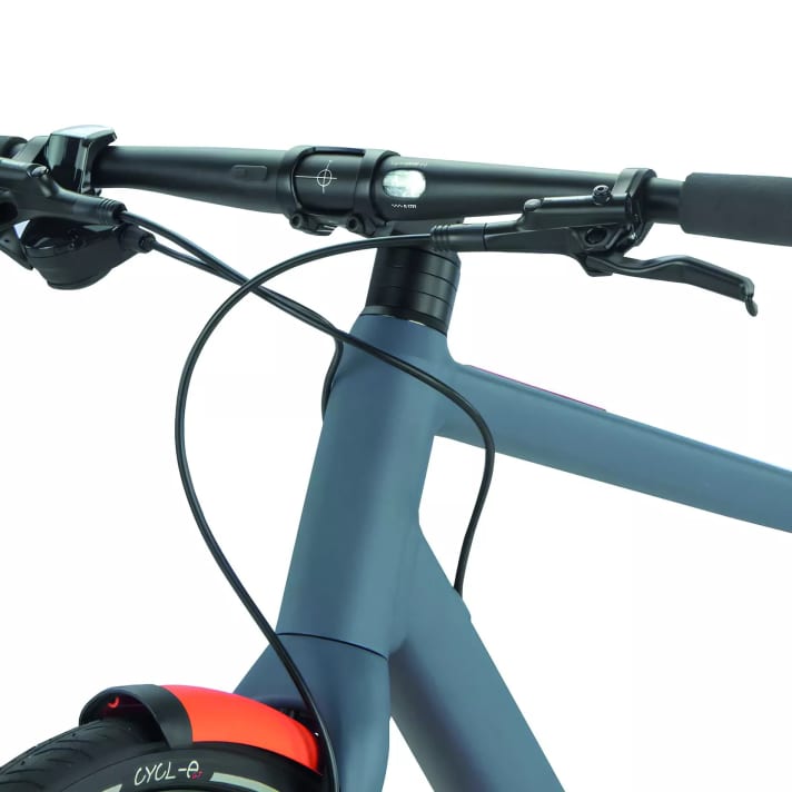 LED lights have been integrated almost invisibly into the handlebars and seat post. In Germany, the Swiss "unfortunately" need additional reflectors.